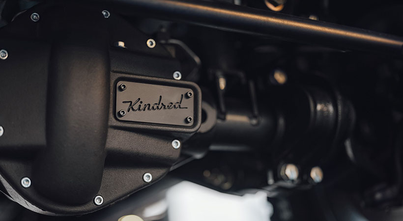 Por todo el vehículo encontramos distintivos en acabado color negro. Foto: Kindred