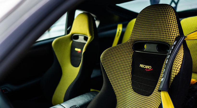 Los asientos son de cubo, firmados por Recaro, tapizados en colores amarillo y negro. Foto: Eneos