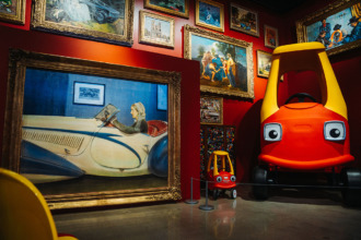 Mr. Brainwash transforma autos en arte en el Museo Petersen