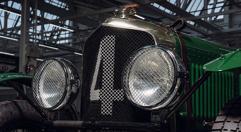 Su característico frente muestra dos faros redondos cromados con una rejilla protectora, separados por un gran número '4' en el radiador. Foto: Bentley