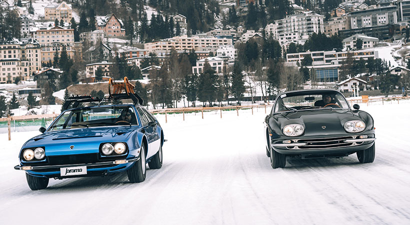 dos joyas del Museo Lamborghini se exhibieron sobre la superficie congelada de un lago: un Jarama S de 1973 y un 400 GT 2+2 de 1968, ambos impulsados por el icónico motor V12. Foto: Lamborghini