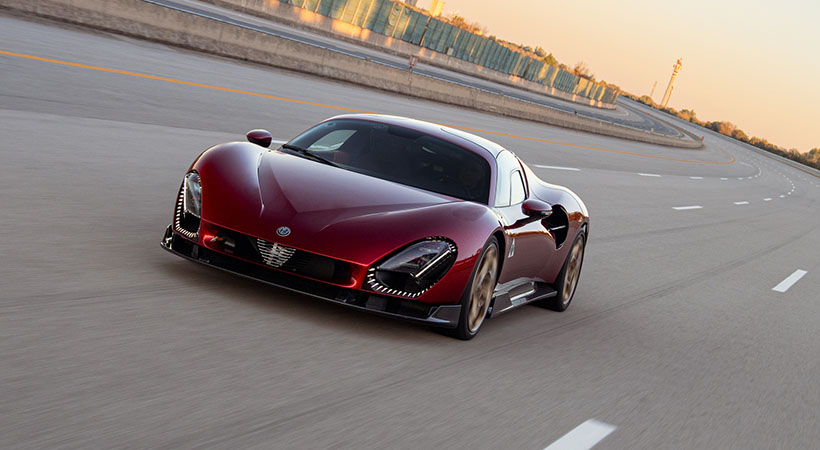 Valtteri Bottas prueba el Alfa Romeo 33 Stradale en el circuito de Balocco. Foto: Alfa Romeo 