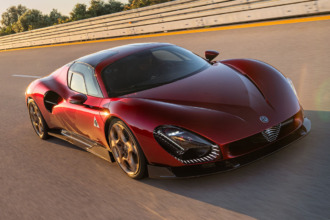 Video: Valtteri Bottas se pone al volante del Alfa Romeo 33 Stradale