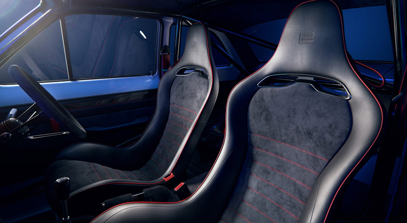 En el interior, encontramos asientos de cubo y una jaula antivuelco para mayor rigidez. Foto: Boreham Motorworks