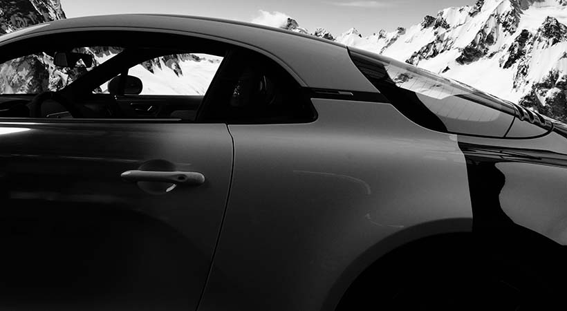 La colaboración entre Cesar y Alpine se materializa en un degradado de blanco y negro que recorre la carrocería del A110 S. Foto: aLPINE