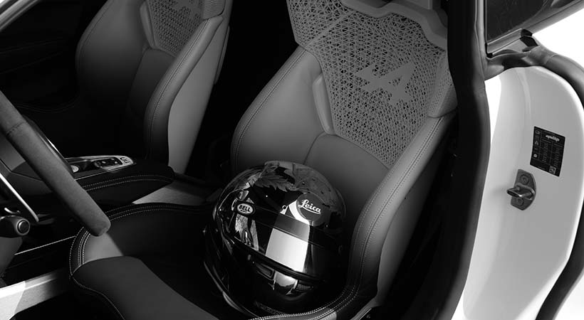 El tema blanco y negro también se extiende al interior. Foto: Alpine