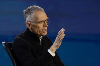 ¡Sacudida en Stellantis! Carlos Tavares deja su puesto como CEO en un momento crítico para la empresa