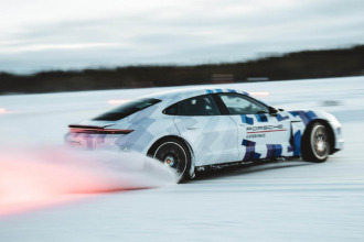 ¡Nuevo récord Guinness! El Porsche Taycan GTS domina el hielo con el derrape más largo