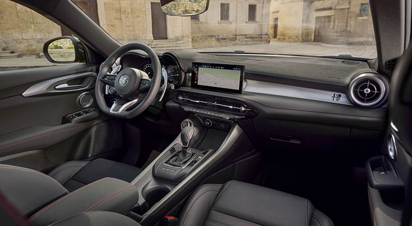 Al abrir la puerta, me recibió un interior que respiraba lujo y deportividad a partes iguales. Foto:  Alfa Romeo