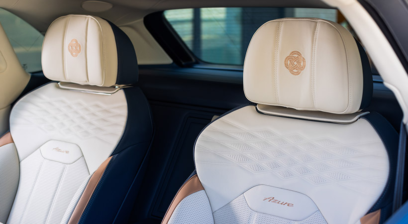 Los reposacabezas incluyen el tradicional bordado de 