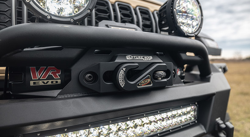 Entre las mejoras estándar se encuentran parachoques de acero con cabrestante, un sistema de apagado rápido de luces y tomas de corriente adicionales. Foto: Hennessey