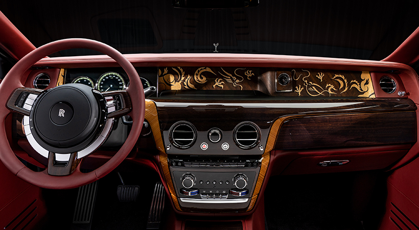 La galería, que recorre el tablero, contiene una marquetería única hecha con 297 piezas de cuatro tipos de madera. Foto: Rolls-Royce