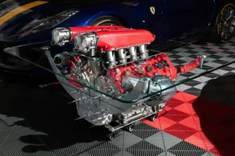Una mesa con motor de Ferrari: lujo sobre ruedas