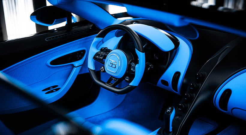 Interior revestido en cuero blanco con costuras en ‘Lake Blue’, completan el cuadro. Foto: Bugatti