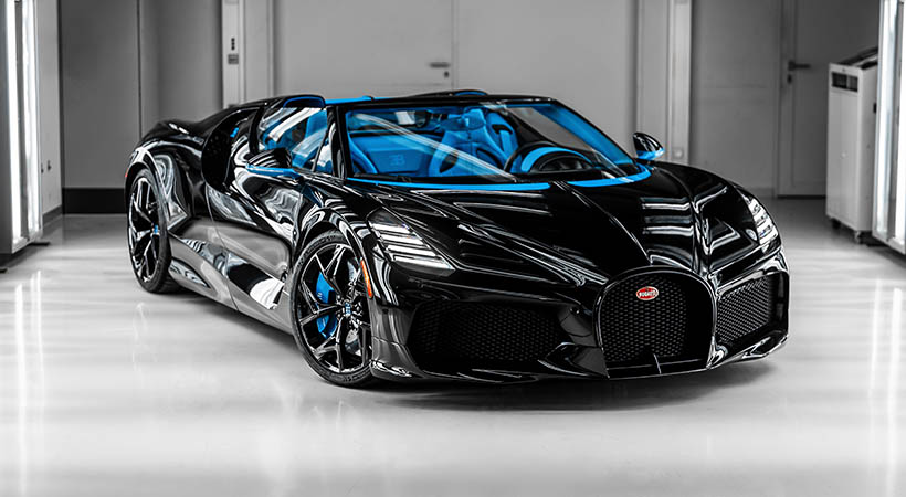 Uno de los ejemplares luce un acabado ‘Black Carbon’ con detalles en ‘Bugatti Light Blue Sport’. Foto: Bugatti