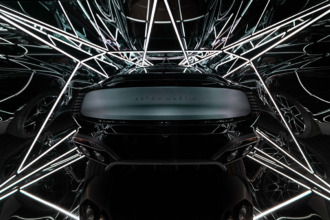 El Aston Martin Vanquish cobra vida en una impactante escultura de luz