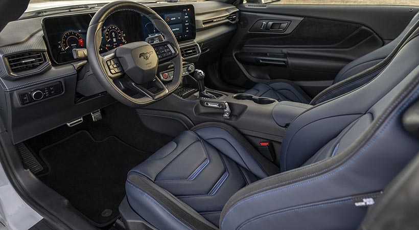 Cada unidad cuenta con una placa exclusiva en el tablero con el número de serie del vehículo, resaltando su carácter exclusivo. Foto: Hennessey