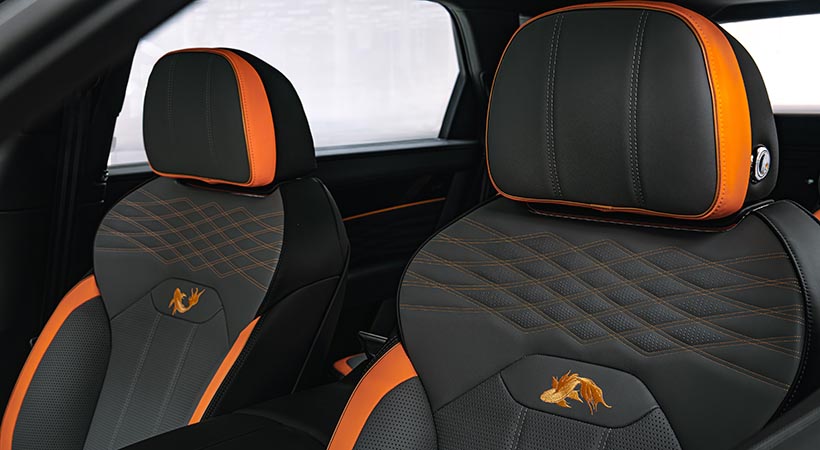 La dirección de nado de los Koi bordados, en sentido horario, no es casualidad, sino un símbolo de prosperidad, equilibrio y perseverancia. Foto: Bentley