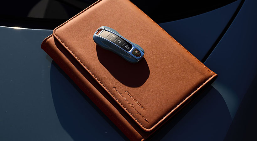 Junto con el vehículo, el comprador también recibirá un estuche especial para el manual del propietario. Foto: Porsche