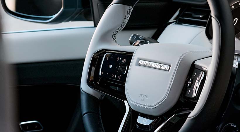 El interior mezcla cuero Light Cloud y Ebony. Foto: Land Rover