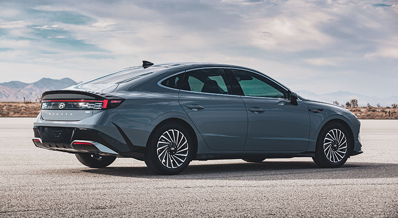 Visto desde atrás, destacan las luces en forma de H y el alerón que destaca sobre maletero de apertura y cierre automático. Foto: Hyundai