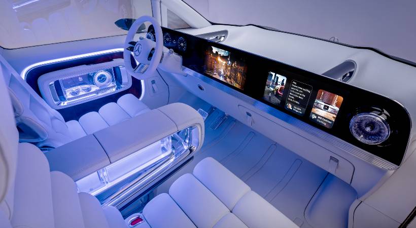 Frente al conductor y su acompañante tenemos la famosa Superscreen, así como un volante con botones y los clásicos pedales para acelerar y frenar. Foto: Mercedes-Benz