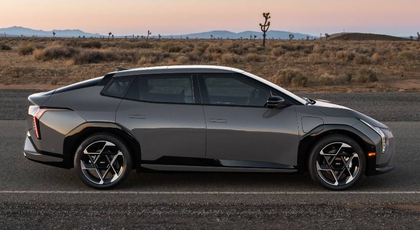 En su arquitectura destaca su morro bajo, su silueta con parte posterior alargada y una línea de techo fastback. Foto: Kia