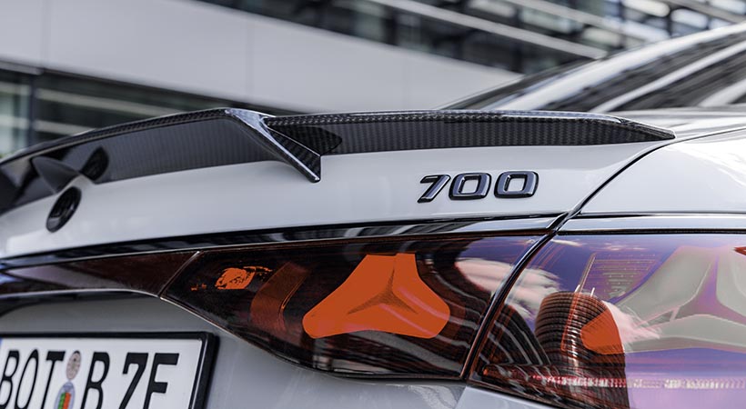 Además, el alerón trasero específico para la versión sedán aporta carga aerodinámica adicional. Foto: Brabus