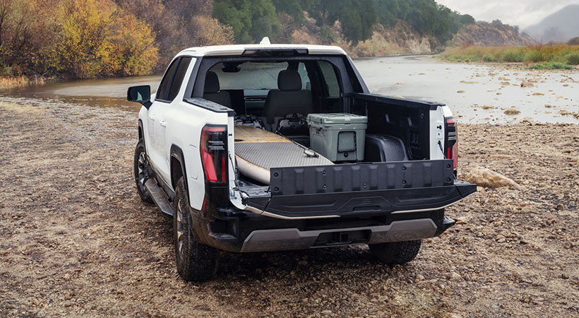 Además, puede incorporar la cama MultiPro MidGate, que permite transportar objetos de casi 11 pies sin perder espacio para un pasajero trasero. Foto: GMC 