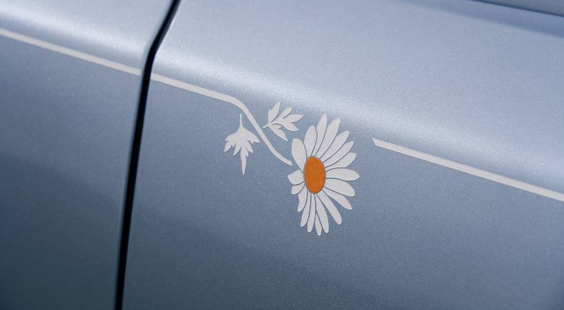 El emblema de la margarita se incorpora como un fino trazo decorativo a lo largo de la línea Coachline. Foto: Rolls-Royce