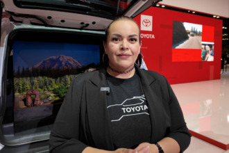 Cynthia Barreras rompe las barreras del Auto Show de Nueva York