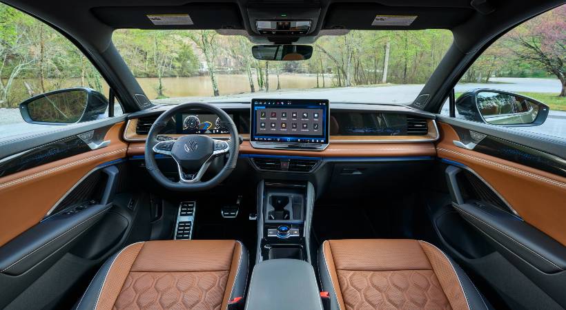 En el interior, se apuesta por la sofisticación con detalles en nogal americano y cuero Varenna. Foto: Volkswagen
