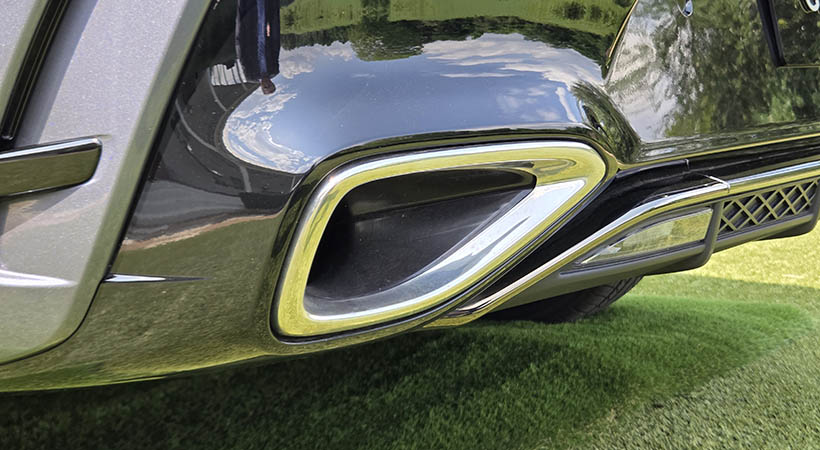 Cuenta con salidas de escape cromadas. Foto: Ricardo Rodríguez-Long