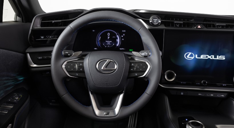 Interior deportivo y minimalista. Foto: Lexus