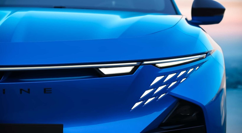 La sección frontal presenta aberturas triangulares con 12 LED por lado. Foto: Alpine