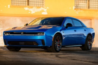 Dodge Charger Daytona 2026: el auto eléctrico estrena variante con cuatro puertas