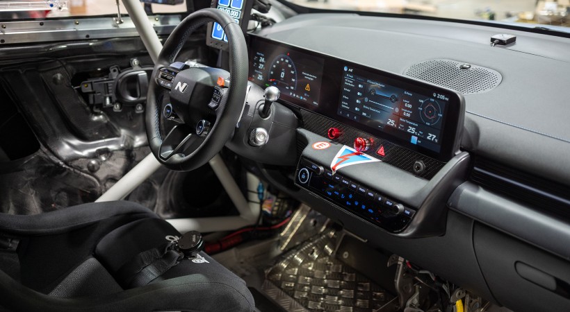 El equipo eliminó 500 libras al despojar el interior y construir en fibra de carbono las puertas y el portón.  Foto: Evasive Mottorsports