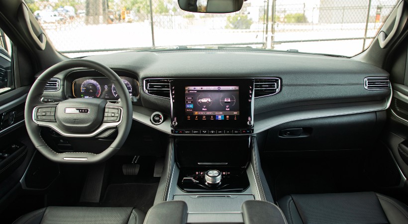 El interior no ha perdido el lujo tradicional del SUV. Foto: Jeep