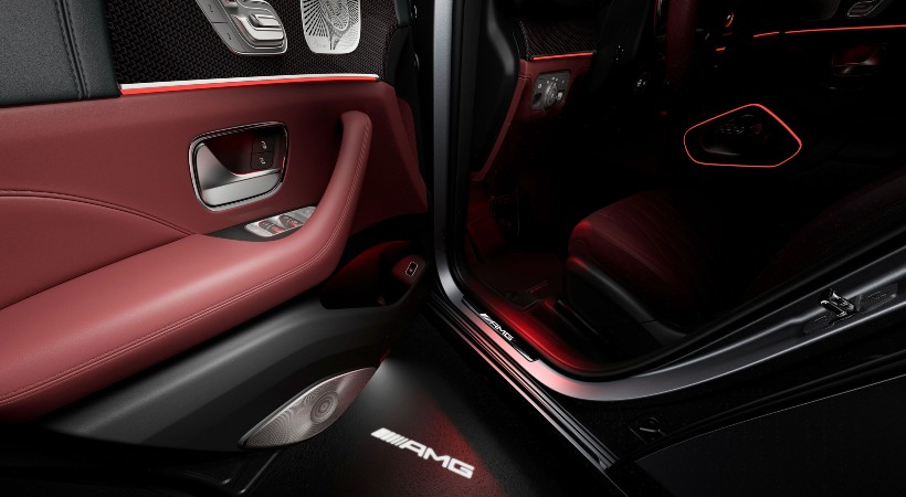 Al abrir las puertas, el Mercedes-AMG GLS 63 Manufaktur Arctic Silver 2026 continúa la temática de contraste con una selección de acabados específicos. Foto: Mercedes-AMG