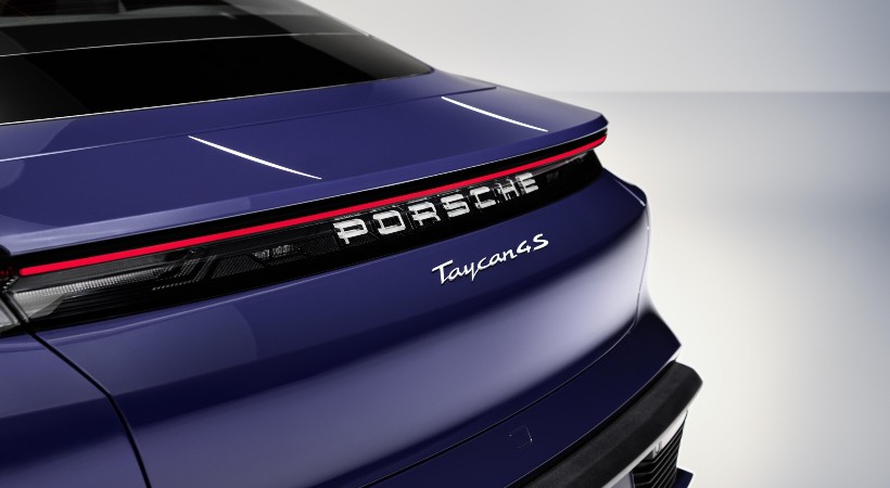 En contraste, se han añadido molduras rojas en el maletero y los compartimentos portaobjetos. Foto: Porsche