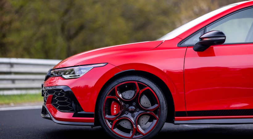 Entre las mejoras del paquete destacan rines forjados de 19 pulgadas y un escape Akrapovič de titanio. Foto: Volkswagen