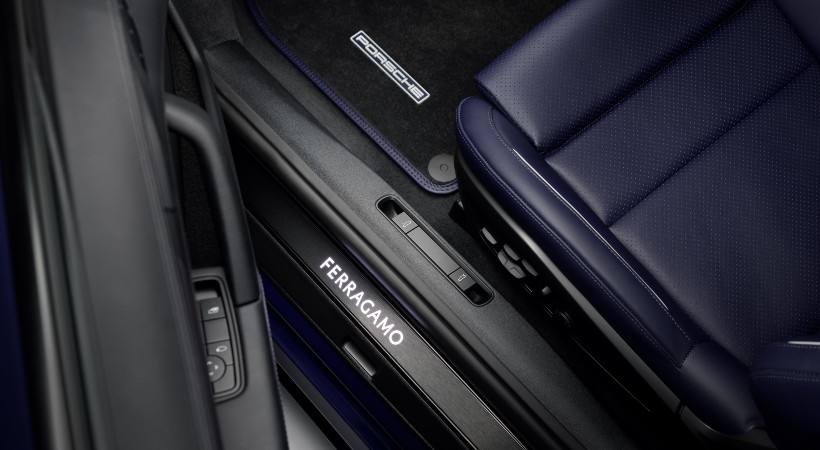 En el umbral de las puertas tenemos acabado en aluminio negro cepillado, con el emblema iluminado de Ferragamo en blanco. Foto: Porsche