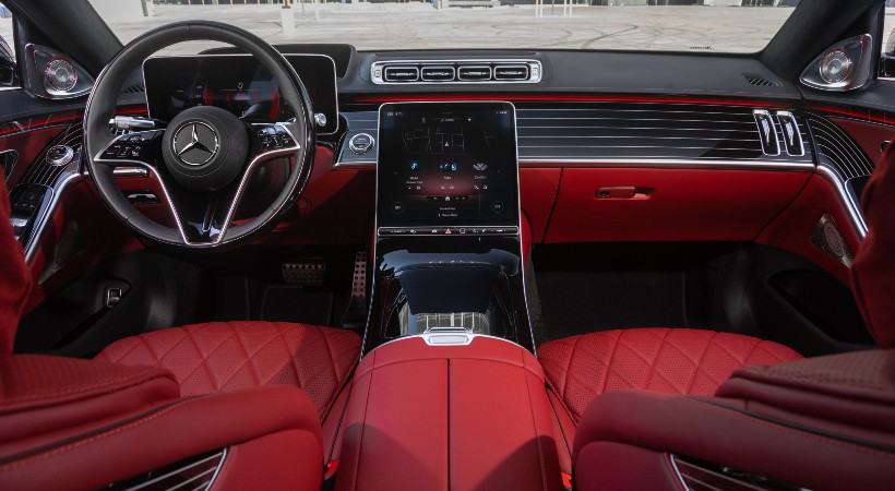 En el interior del Mercedes-Benz S 580e 2025, la experiencia raya en lo futurista. Foto: Mercedes-Benz