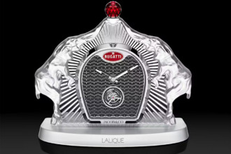 Bugatti, Jacob & Co, y Lalique crean un reloj de mesa que cuesta más que un Urus