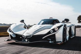 Praga Bohema rompe el silencio y el asfalto, humillando a gigantes en Dunsfold