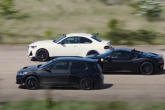 ¡Fuego en la pista! Un Ferrari SF90 se enfrenta a un Golf R y un BMW M240i de 1000 hp
