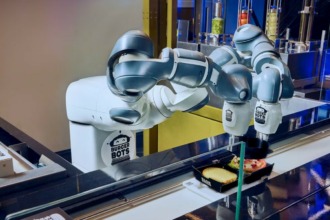 Los robots que fabrican autos ¡ahora también preparan hamburguesas!