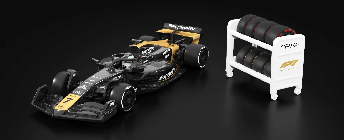 integra un casco moldeado directamente en el monoplaza, tres juegos de neumáticos Pirelli y una base especial para exhibirlos.