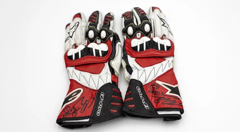 Guantes de motociclismo Alpinestars firmados por Michael Schumacher. Foto: RM Sotheby´s