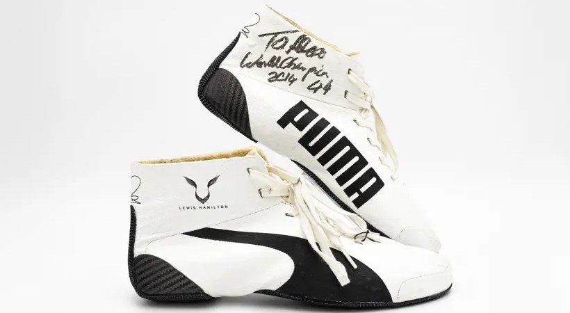 Calzado de competición Puma de la escudería Mercedes AMG F1 firmados por Lewis Hamilton. Foto: RM Sotheby´s